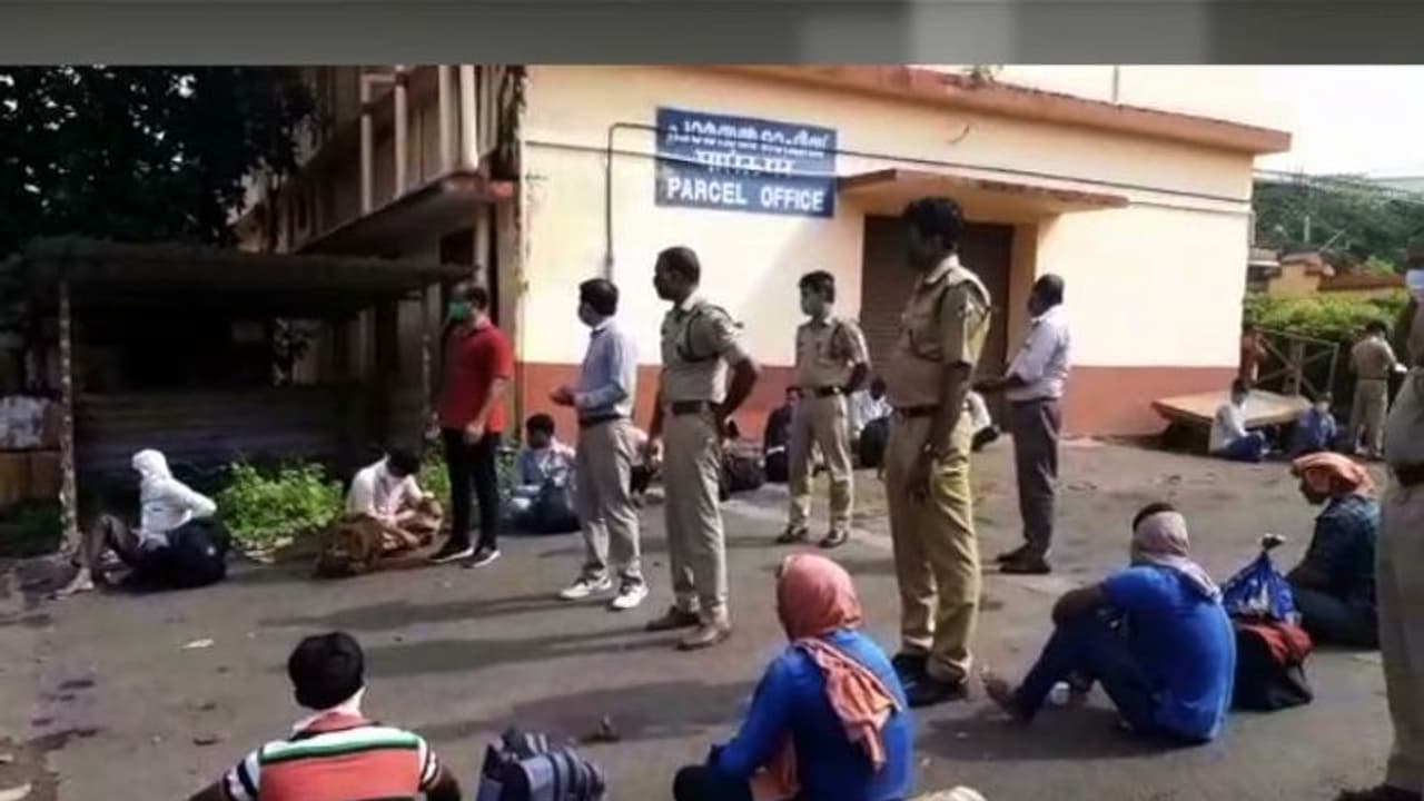 നാട്ടിലെത്താൻ വഴി തേടി: കണ്ണൂർ റെയിൽവേ സ്റ്റേഷനിൽ അതിഥി തൊഴിലാളികളുടെ പ്രതിഷേധം നാട്ടിലെത്താൻ വഴി തേടി: കണ്ണൂർ റെയിൽവേ സ്റ്റേഷനിൽ അതിഥി തൊഴിലാളികളുടെ പ്രതിഷേധം