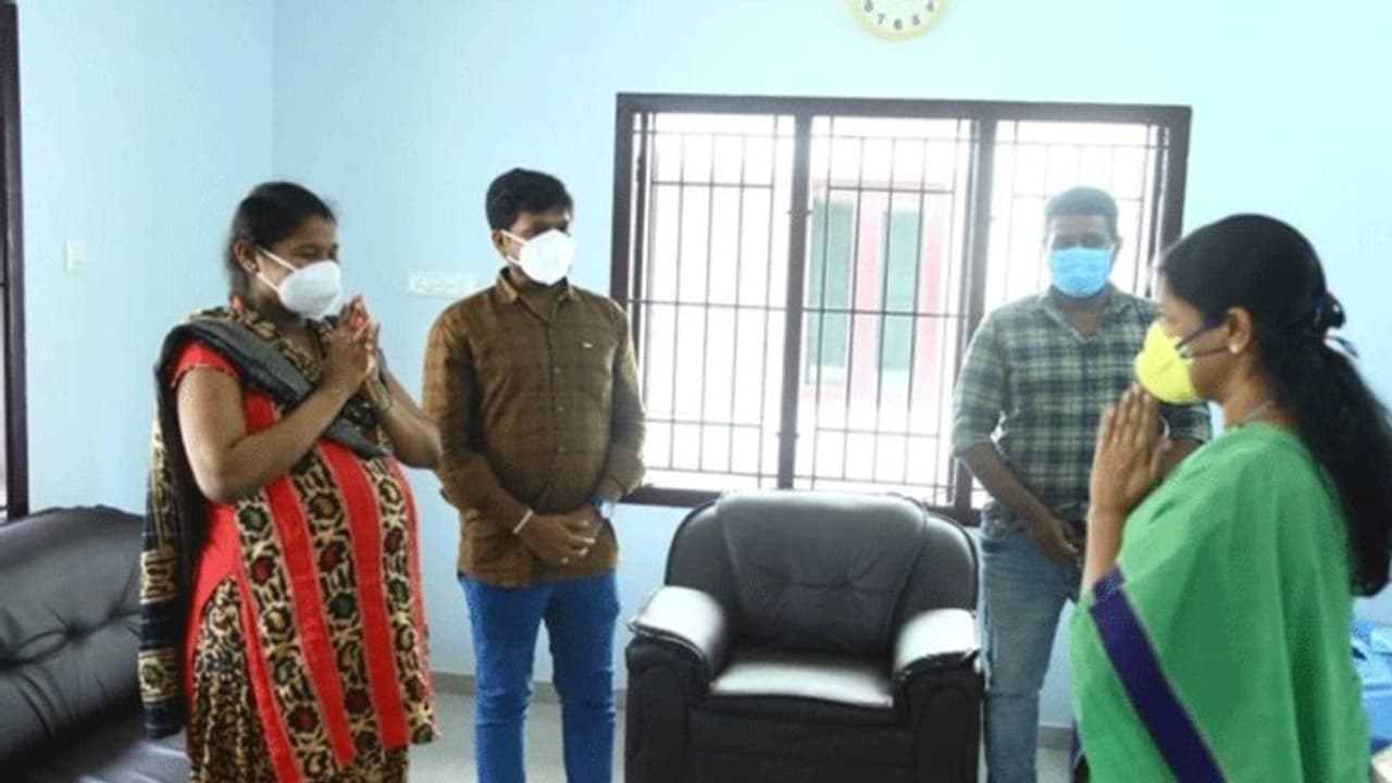 திமுக எம்.பி. கனிமொழி அவர்களை என் உயிருள்ள வரை மறக்கமாட்டேன்.. அயர்லாந்தில் சிக்கிய கர்ப்பிணி பெண் உருக்கம்.! திமுக எம்.பி. கனிமொழி அவர்களை என் உயிருள்ள வரை மறக்கமாட்டேன்.. அயர்லாந்தில் சிக்கிய கர்ப்பிணி பெண் உருக்கம்.!