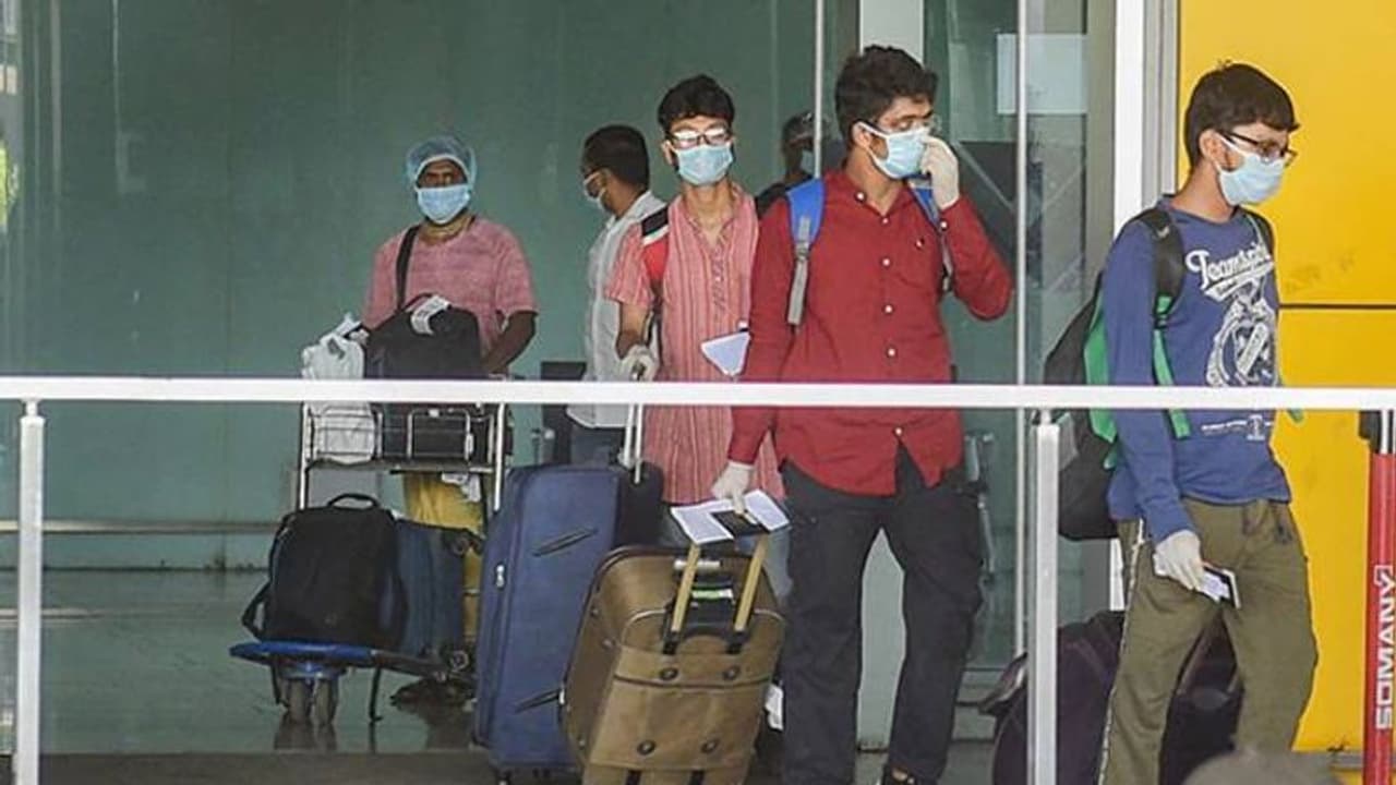 'വീട്ടിലെത്താന് സഹായിക്കണേ', അഭ്യര്ത്ഥനയുമായി അമേരിക്കയില് കുടുങ്ങിയ ഇന്ത്യന് വിദ്യാര്ത്ഥികള് 'വീട്ടിലെത്താന് സഹായിക്കണേ', അഭ്യര്ത്ഥനയുമായി അമേരിക്കയില് കുടുങ്ങിയ ഇന്ത്യന് വിദ്യാര്ത്ഥികള്