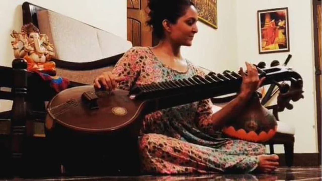 'ബെല്ല ചാവോ ബെല്ല ചാവോ'; മഞ്ജു വാര്യരുടെ വീണയിലും മണി ഹെയ്സ്റ്റ്