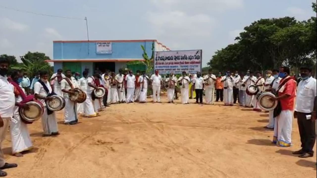 நாதஸ்வரங்கள் மற்றும் தவில் வாசித்து அரசுக்கு கோரிக்கை..!! ஓசூரில் நடந்த வினோத போராட்டம்..!! நாதஸ்வரங்கள் மற்றும் தவில் வாசித்து அரசுக்கு கோரிக்கை..!! ஓசூரில் நடந்த வினோத போராட்டம்..!!