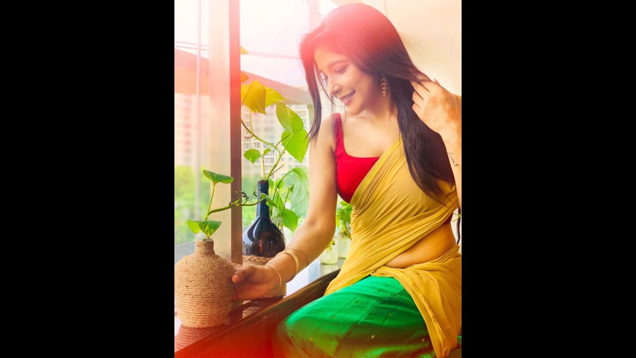 சரிந்து விழும் தாவணியை சரி செய்யாத பைங்கிளி...சகல அழகையும் ஒருசேர காட்டி அதிர்ச்சி கொடுத்த சாக்‌ஷி...!