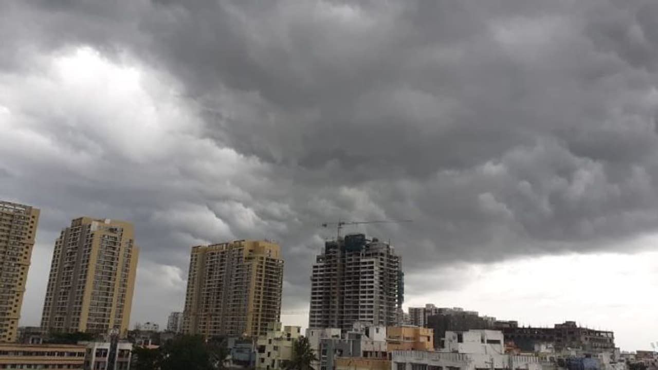 শহরে বৃষ্টি দমকা হাওয়া শুরু জেলায়, অস্তিত্ব জানান দিচ্ছে আমফান শহরে বৃষ্টি দমকা হাওয়া শুরু জেলায়, অস্তিত্ব জানান দিচ্ছে আমফান