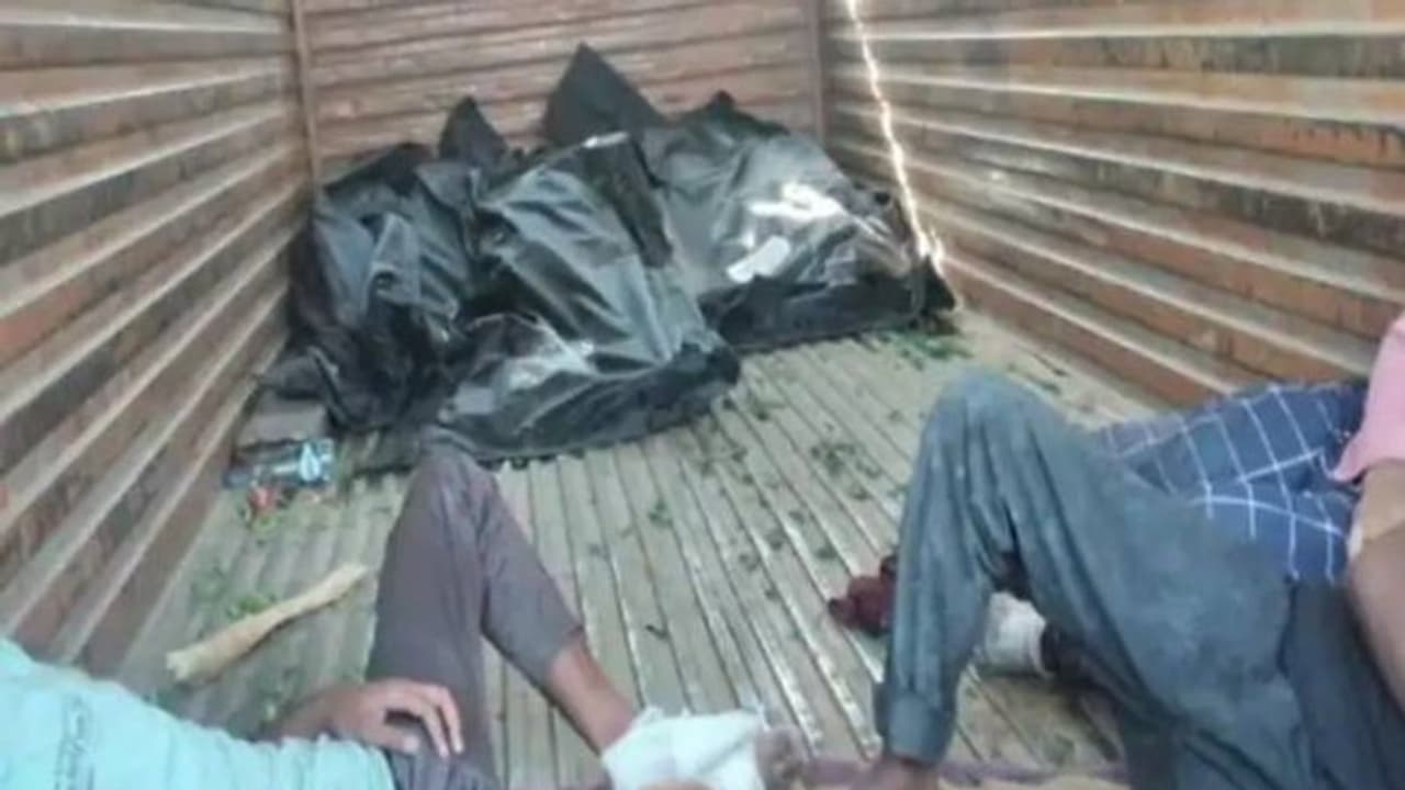 യുപിയില് അതിഥി തൊഴിലാളികളെ കയറ്റിയ വാഹനത്തില് ടാര്പോളിനില് പൊതിഞ്ഞ് മൃതദേഹവും യുപിയില് അതിഥി തൊഴിലാളികളെ കയറ്റിയ വാഹനത്തില് ടാര്പോളിനില് പൊതിഞ്ഞ് മൃതദേഹവും