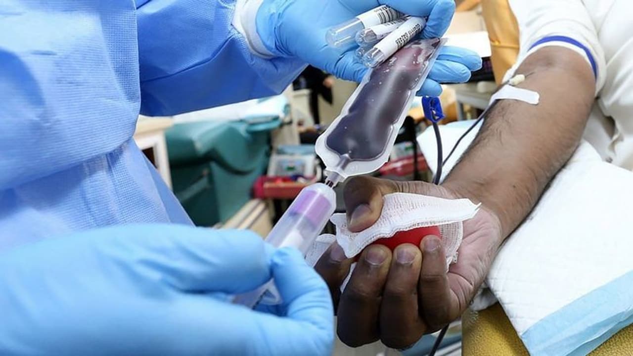 హైద్రాబాద్లో ఎంగేజ్ మెంట్ కు హాజరైన 15 మందికి కరోనా: వరుడి తండ్రి మృతి హైద్రాబాద్లో ఎంగేజ్ మెంట్ కు హాజరైన 15 మందికి కరోనా: వరుడి తండ్రి మృతి