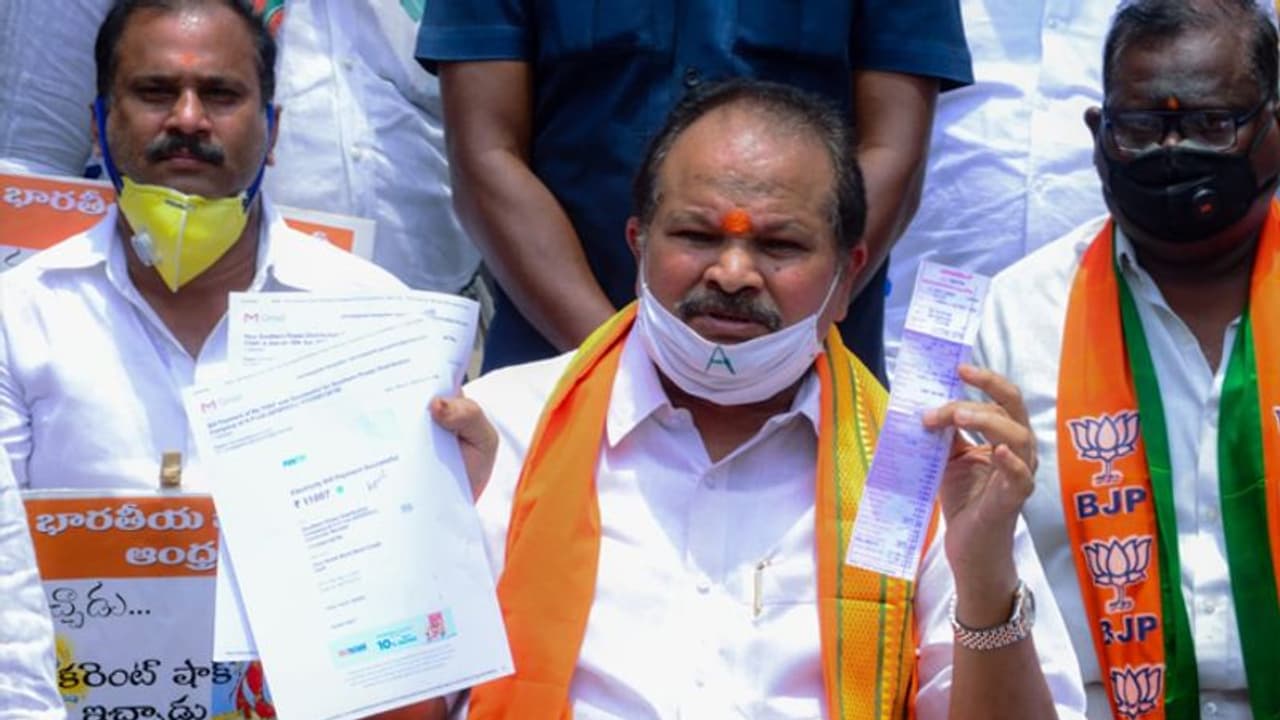 నా కరెంట్ బిల్లు మార్చిలో 11 వేలు వస్తే.. ఏప్రిల్లో 20 వేలు దాటింది: జగన్పై కన్నా వ్యాఖ్యలు నా కరెంట్ బిల్లు మార్చిలో 11 వేలు వస్తే.. ఏప్రిల్లో 20 వేలు దాటింది: జగన్పై కన్నా వ్యాఖ్యలు