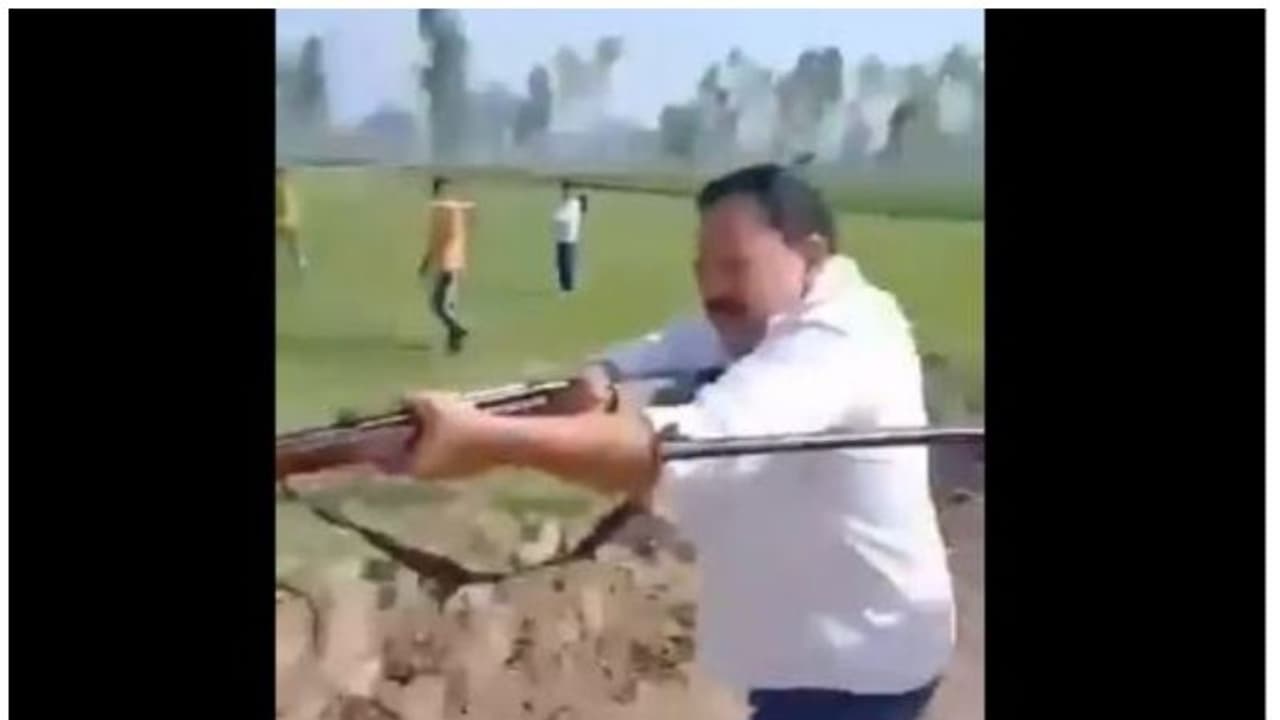 തൊഴിലുറപ്പ് പദ്ധതിയെചൊല്ലി തര്ക്കം; യുപിയില് സമാജ് വാദി പാര്ട്ടി നേതാവിനെയും മകനെയും വെടിവെച്ച് കൊന്നു തൊഴിലുറപ്പ് പദ്ധതിയെചൊല്ലി തര്ക്കം; യുപിയില് സമാജ് വാദി പാര്ട്ടി നേതാവിനെയും മകനെയും വെടിവെച്ച് കൊന്നു