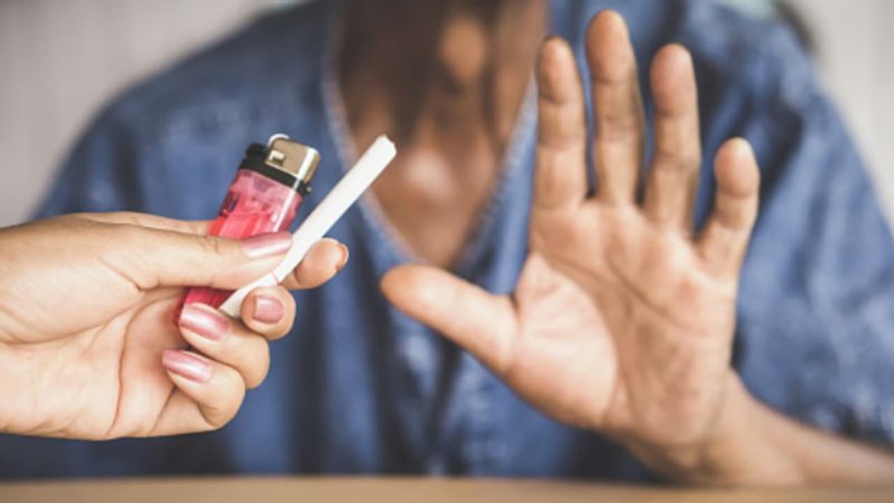 സിഗരറ്റ് കത്തിച്ച് നല്‍കിയില്ല; സഹോദരിയുടെ മകനെ അമ്മാവന്‍ കത്തികൊണ്ട് കുത്തി