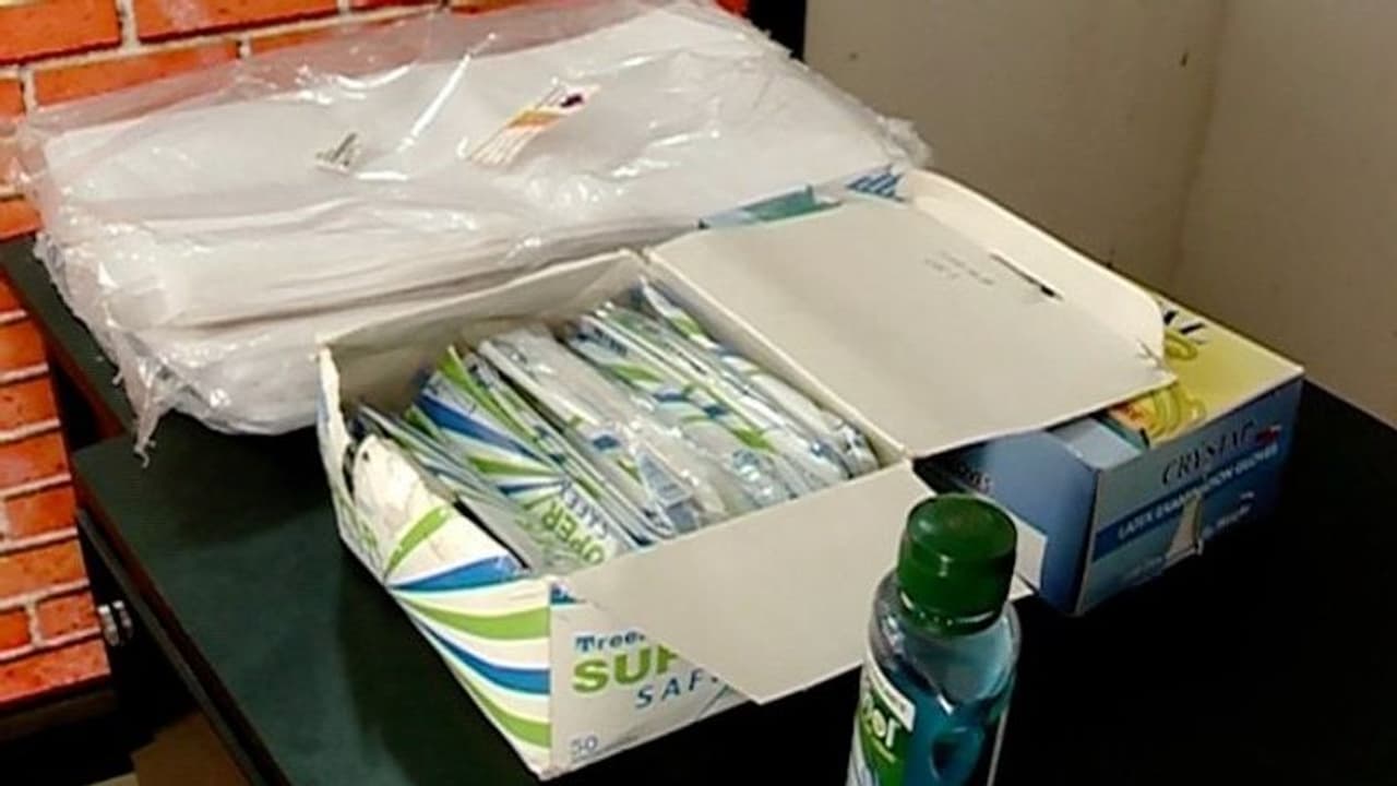 ബാര്ബര് ഷോപ്പുകള് 'ഓണ്' ആകുമ്പോള് തയ്യാറെടുപ്പുകള് ഇങ്ങനെ; വീഡിയോ... ബാര്ബര് ഷോപ്പുകള് 'ഓണ്' ആകുമ്പോള് തയ്യാറെടുപ്പുകള് ഇങ്ങനെ; വീഡിയോ...