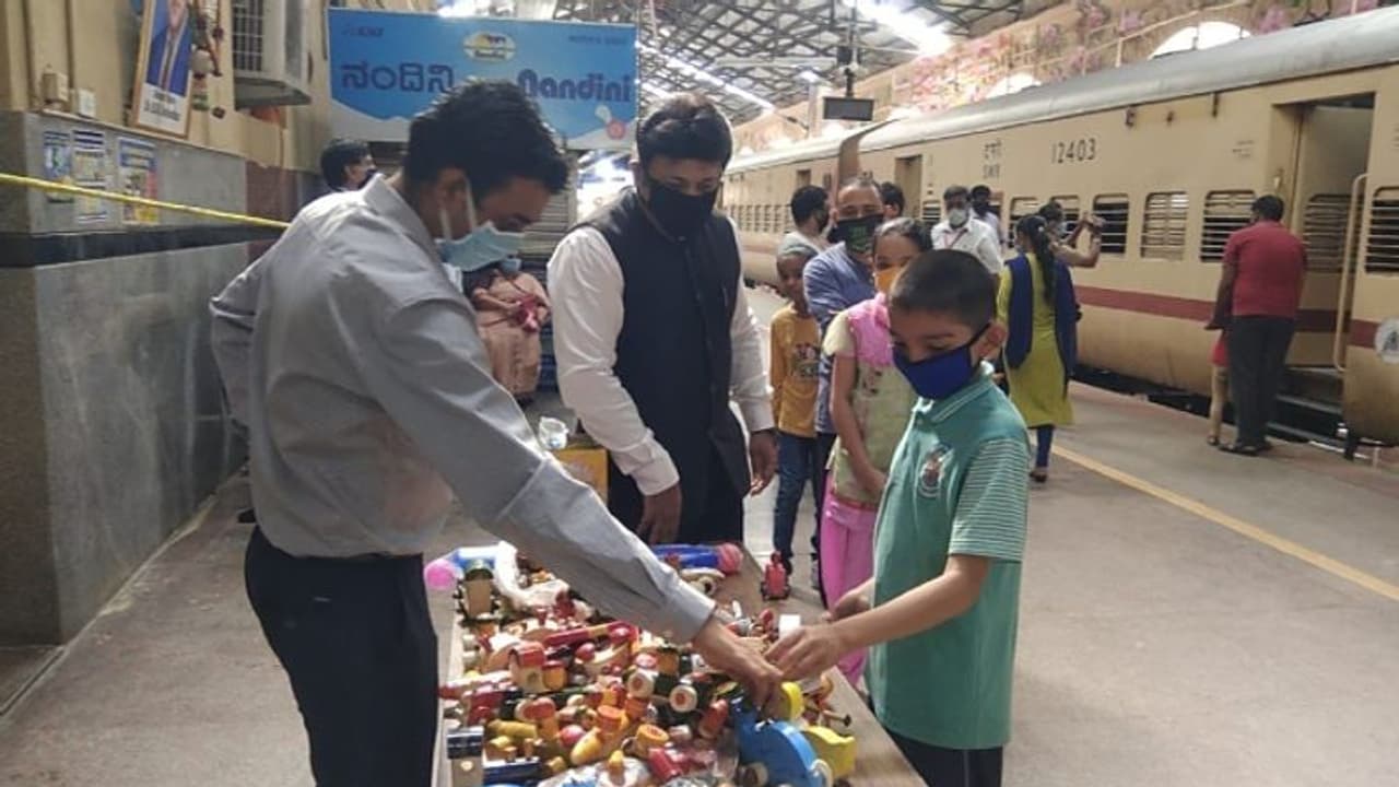 ಶ್ರಮಿಕ ರೈಲಿನಲ್ಲಿ ಪ್ರಯಾಣ ಮಾಡುವ ಮಕ್ಕಳಿಗೆ ಚನ್ನಪಟ್ಟಣದ ಗೊಂಬೆ ಗಿಫ್ಟ್!