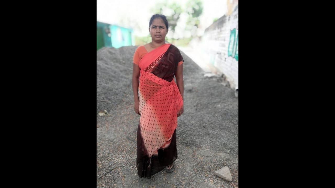 கொரோனாவிலும் கஞ்சா விற்கும் பெண்ணை அலேக்காக தூக்கிய போலீஸ்... பெண் காவலருக்கு கத்திக்குத்து...! கொரோனாவிலும் கஞ்சா விற்கும் பெண்ணை அலேக்காக தூக்கிய போலீஸ்... பெண் காவலருக்கு கத்திக்குத்து...!