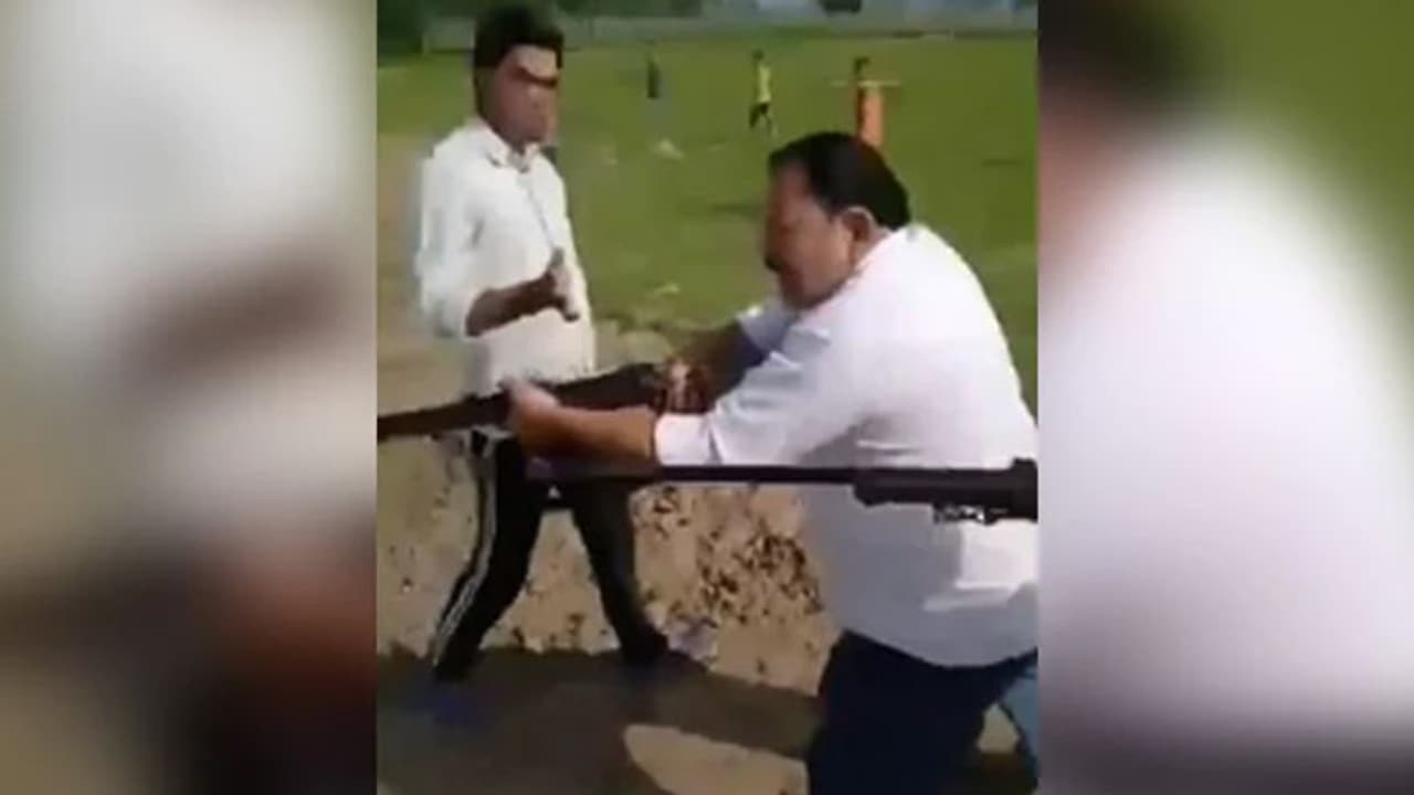 సమాజ్వాదీ పార్టీ నేత, అతని కుమారుడి కాల్చివేత: సోషల్ మీడియాలో హత్య దృశ్యాలు సమాజ్వాదీ పార్టీ నేత, అతని కుమారుడి కాల్చివేత: సోషల్ మీడియాలో హత్య దృశ్యాలు