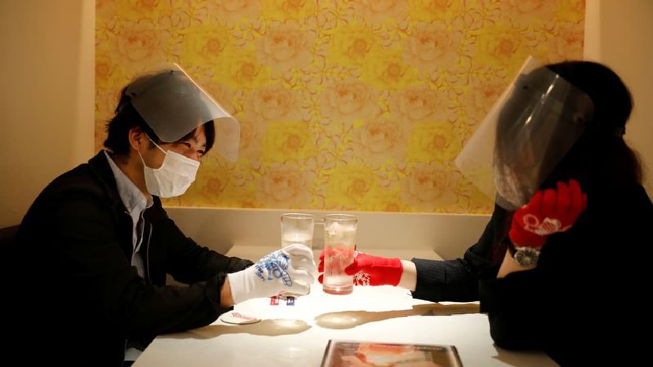 మరో మూడు రోజుల్లో తెరుచుకోనున్న రెస్టారెంట్లు.. ఎలా కూర్చోవాలి? మరో మూడు రోజుల్లో తెరుచుకోనున్న రెస్టారెంట్లు.. ఎలా కూర్చోవాలి?