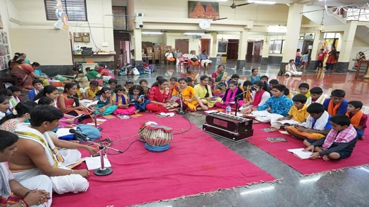 ಮೂಡುಬಿದಿರೆ ಅರ್ಚಕರ ಆನ್ಲೈನ್ ಕ್ವಿಜ್ಗೆ ಭರ್ಜರಿ ರೆಸ್ಪಾನ್ಸ್ ಮೂಡುಬಿದಿರೆ ಅರ್ಚಕರ ಆನ್ಲೈನ್ ಕ್ವಿಜ್ಗೆ ಭರ್ಜರಿ ರೆಸ್ಪಾನ್ಸ್