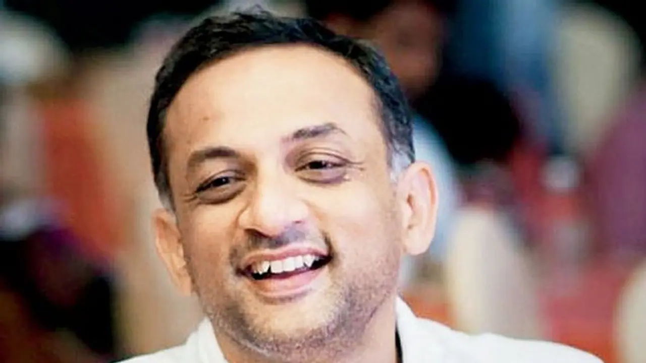 ఏ హీరోని ఉద్దేశించి ..'బాహుబలి' నిర్మాత ఈ సెటైర్ ట్వీట్ ? ఏ హీరోని ఉద్దేశించి ..'బాహుబలి' నిర్మాత ఈ సెటైర్ ట్వీట్ ?