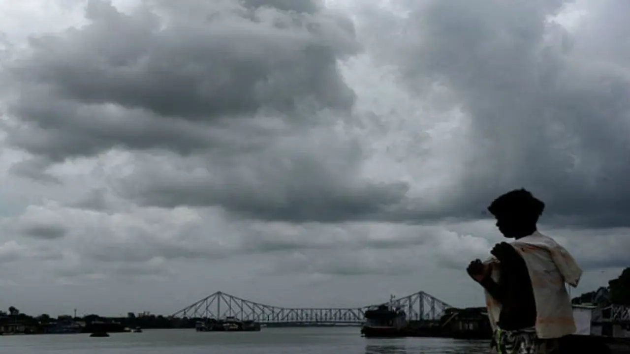 আজ বজ্রবিদ্যুৎ সহ প্রবল বর্ষণ বাংলায়, আগামী ৪৮ ঘণ্টায় কালবৈশাখীর পূর্বাভাস