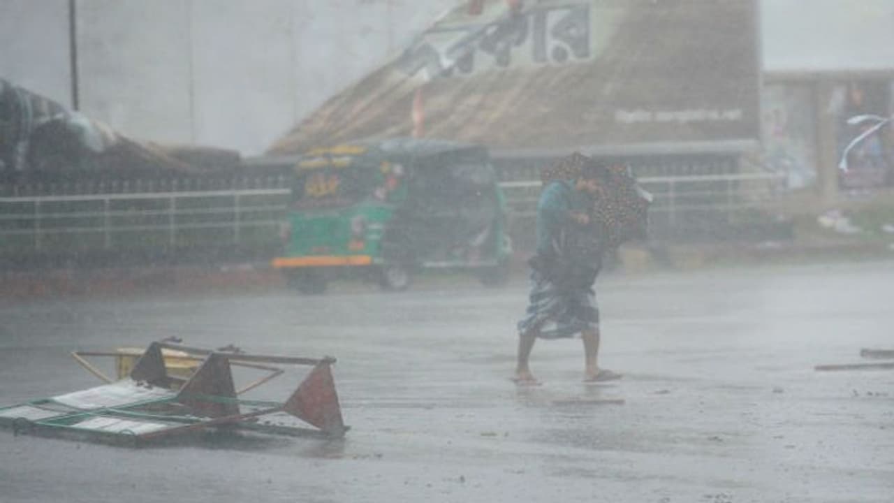 ಅಂಫನ್ ಸೈಕ್ಲೋನ್ ರುದ್ರನರ್ತನ: ಪ.ಬಂಗಾಳ, ಒಡಿಶಾದಲ್ಲಿ ಭಾರೀ ವಿನಾಶ! ಅಂಫನ್ ಸೈಕ್ಲೋನ್ ರುದ್ರನರ್ತನ: ಪ.ಬಂಗಾಳ, ಒಡಿಶಾದಲ್ಲಿ ಭಾರೀ ವಿನಾಶ!