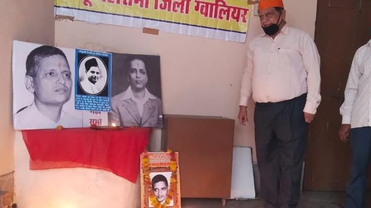 111 വിളക്കുകള് തെളിച്ച് ഗാന്ധിയുടെ ഘാതകന്റെ ജന്മവാര്ഷികം ആഘോഷിച്ച് ഹിന്ദുമഹാസഭ 111 വിളക്കുകള് തെളിച്ച് ഗാന്ധിയുടെ ഘാതകന്റെ ജന്മവാര്ഷികം ആഘോഷിച്ച് ഹിന്ദുമഹാസഭ