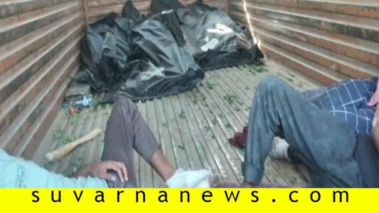 ಗಾಯಾಳು ವಲಸೆ ಕಾರ್ಮಿಕರನ್ನು ಶವಗಳ ಜತೆ ಸಾಗಿಸಿದ ಉ.ಪ್ರ.! ಗಾಯಾಳು ವಲಸೆ ಕಾರ್ಮಿಕರನ್ನು ಶವಗಳ ಜತೆ ಸಾಗಿಸಿದ ಉ.ಪ್ರ.!