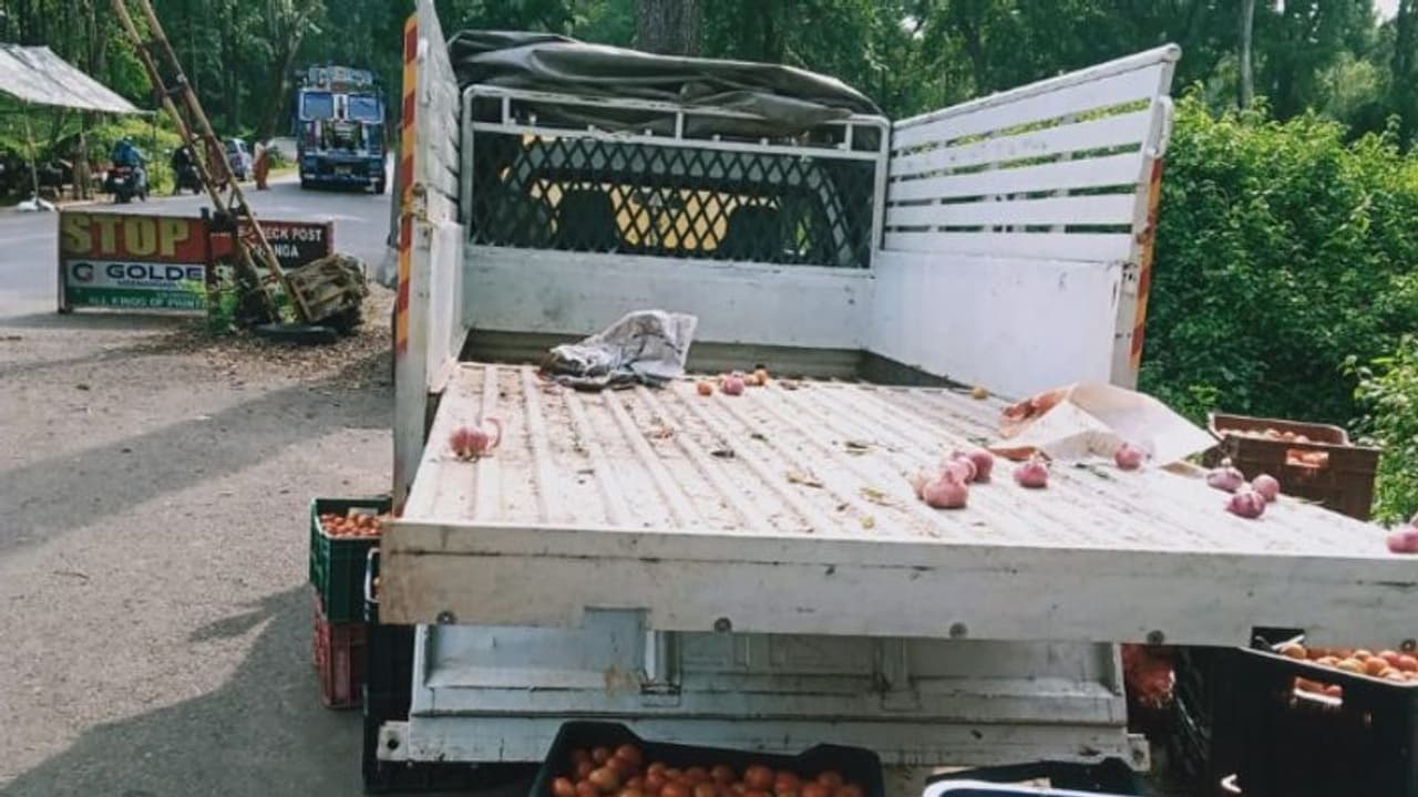 മുത്തങ്ങ വഴി പച്ചക്കറി ലോഡുമായെത്തിയ വാഹനത്തിൽ രഹസ്യ അറ; കസ്റ്റഡിയിൽ എടുത്ത് അധികൃതർ മുത്തങ്ങ വഴി പച്ചക്കറി ലോഡുമായെത്തിയ വാഹനത്തിൽ രഹസ്യ അറ; കസ്റ്റഡിയിൽ എടുത്ത് അധികൃതർ