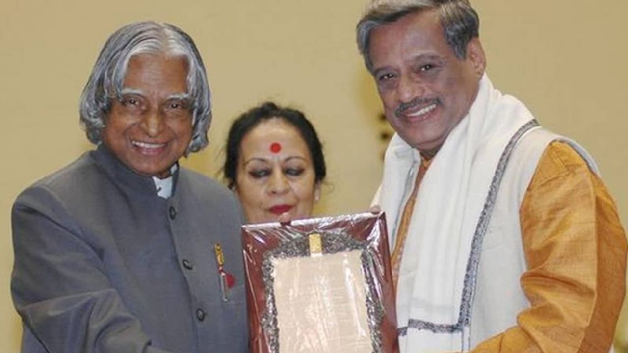 कोरोना ने ली एक और जान, इस राइटर का हुआ निधन कोरोना ने ली एक और जान, इस राइटर का हुआ निधन