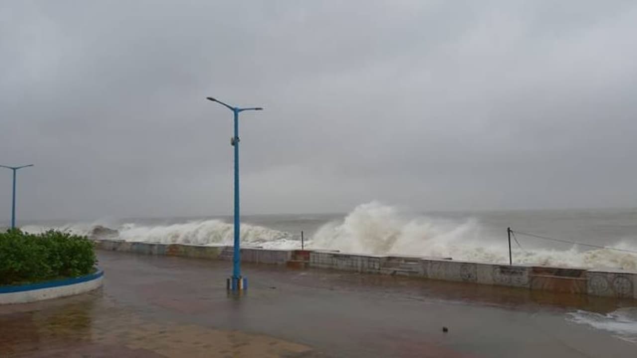 উত্তাল সমুদ্র, আমফানের প্রবেশ শুরু হয়ে গিয়েছে স্থলভাগে উত্তাল সমুদ্র, আমফানের প্রবেশ শুরু হয়ে গিয়েছে স্থলভাগে