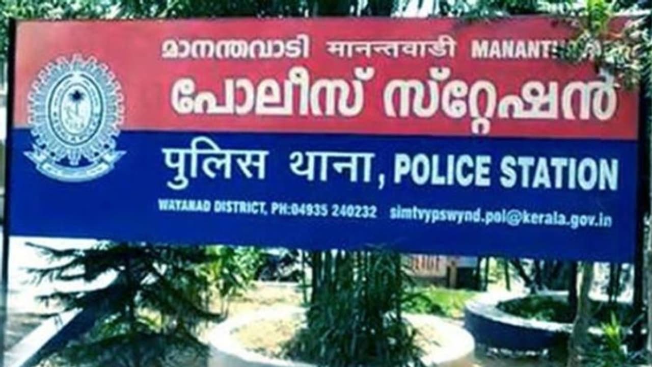 കൊവിഡ് ആശങ്ക അകലുന്നു; അടച്ചിട്ട മാനന്തവാടി പൊലീസ് സ്റ്റേഷന് വീണ്ടും തുറന്നു കൊവിഡ് ആശങ്ക അകലുന്നു; അടച്ചിട്ട മാനന്തവാടി പൊലീസ് സ്റ്റേഷന് വീണ്ടും തുറന്നു