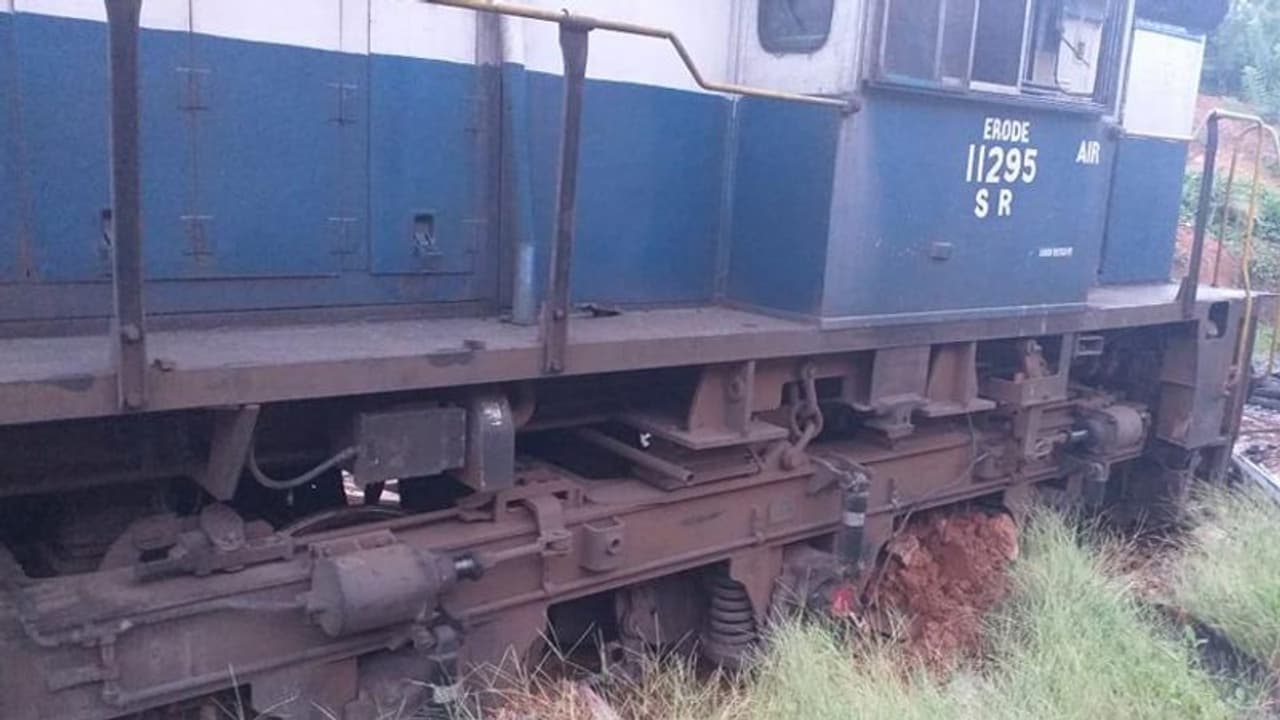 ട്രെയിന്‍ പാളം തെറ്റി; എഞ്ചിന്‍ മണ്ണില്‍ പൂഴ്‍ന്നു!
