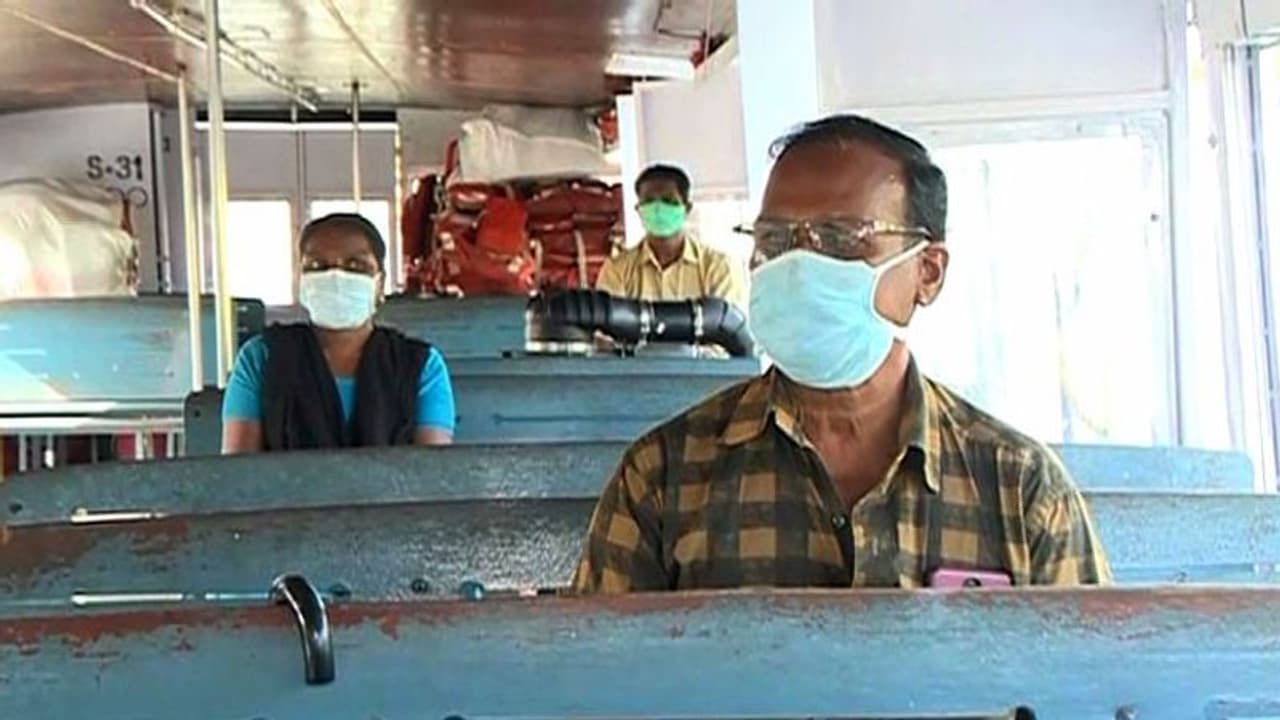 കുട്ടനാട്ടുകാര്ക്ക് ആശ്വാസം; കെഎസ്ആര്ടിസിക്ക് പുറമെ ബോട്ട് സര്വ്വീസുകളും തുടങ്ങി കുട്ടനാട്ടുകാര്ക്ക് ആശ്വാസം; കെഎസ്ആര്ടിസിക്ക് പുറമെ ബോട്ട് സര്വ്വീസുകളും തുടങ്ങി