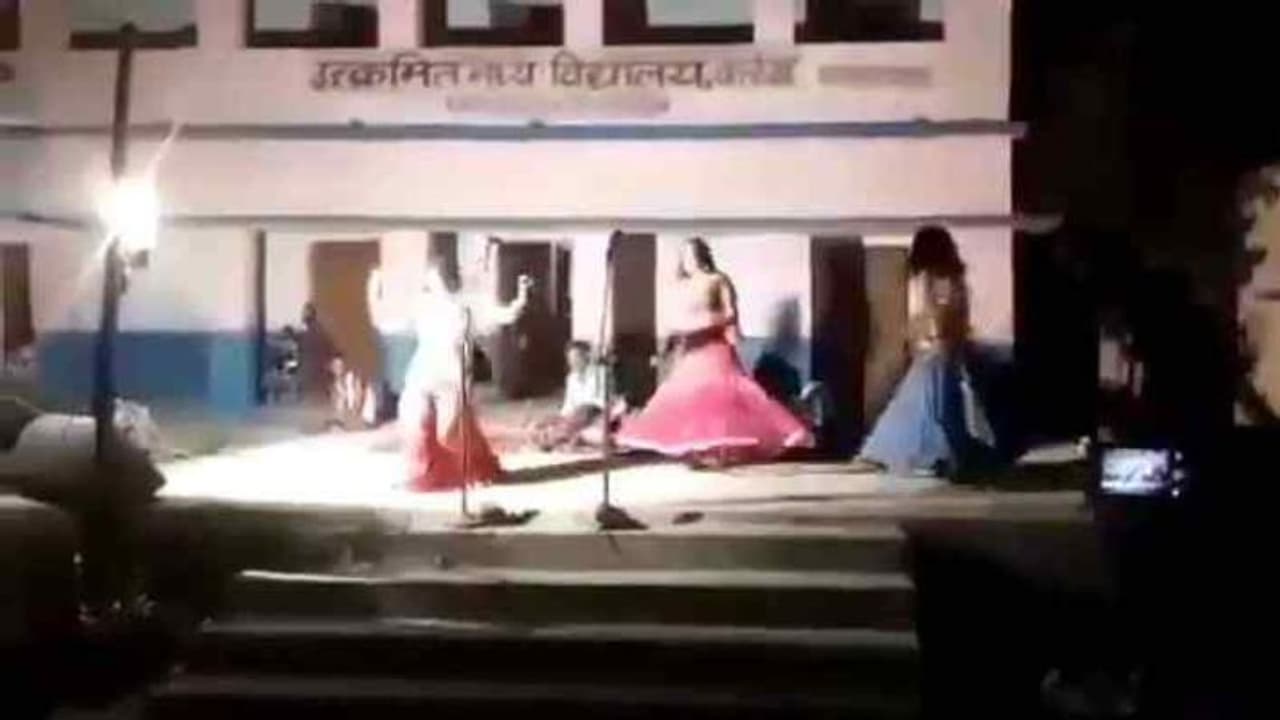 बिहार के क्वारेंटाइन सेंटर में नाच; अश्लील गानों पर रातभर लगे ठुमके, उड़ीं सोशल डिस्टेंस की धज्जियां बिहार के क्वारेंटाइन सेंटर में नाच; अश्लील गानों पर रातभर लगे ठुमके, उड़ीं सोशल डिस्टेंस की धज्जियां