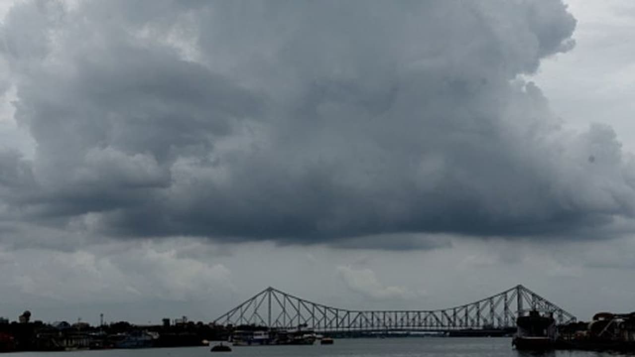 আকাশ কালো করে নামবে ঝেঁপে বৃষ্টি, বৃহস্পতিবার থেকে বৃষ্টি শুরু দক্ষিণবঙ্গে