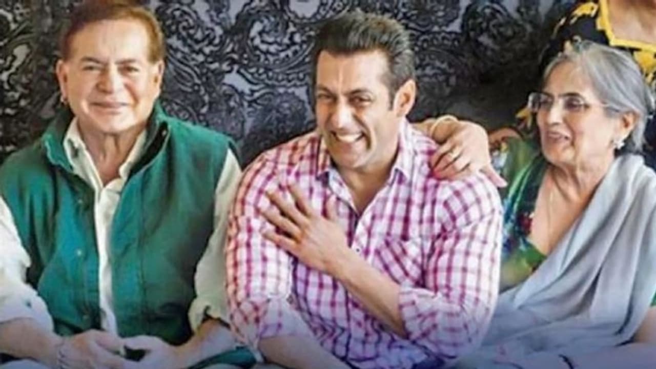 লকডাউনে রোম্যান্টিক চিত্রনাট্য লিখছেন সলমন, বাবার পথে হাঁটলেন ভাইজান, জল্পনা তুঙ্গে লকডাউনে রোম্যান্টিক চিত্রনাট্য লিখছেন সলমন, বাবার পথে হাঁটলেন ভাইজান, জল্পনা তুঙ্গে