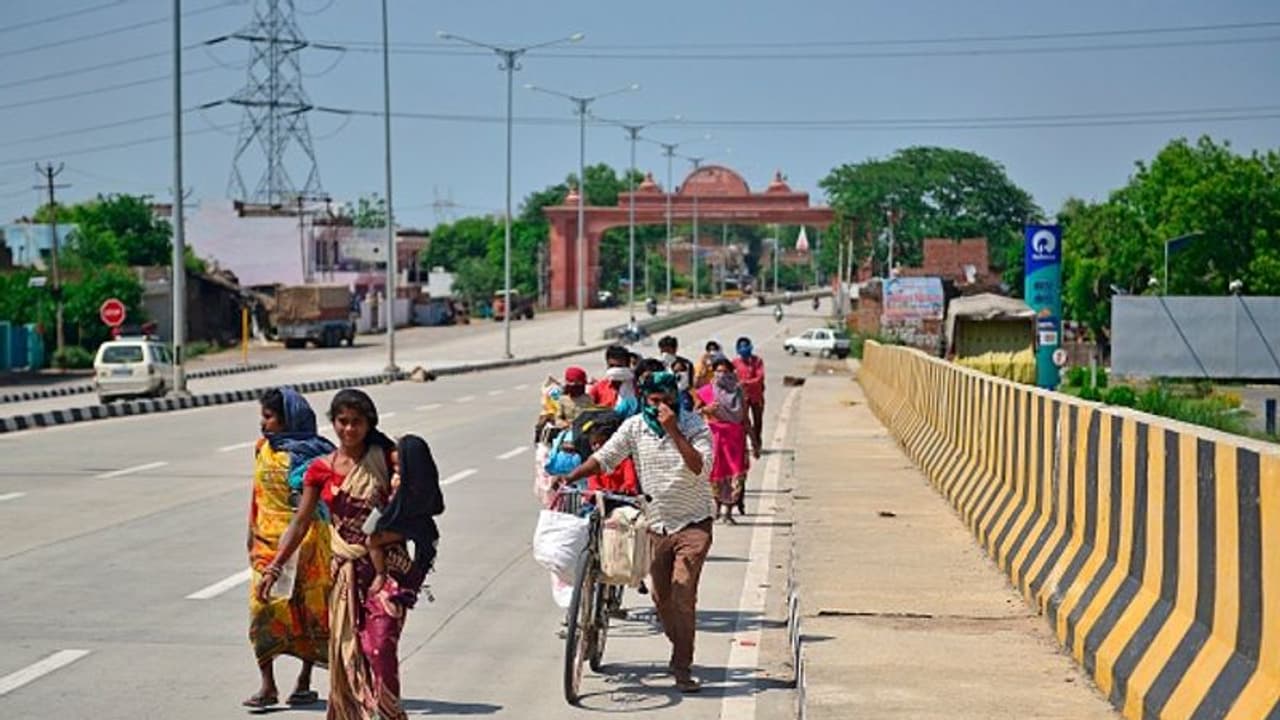 ಬೆಂಗಳೂರಿನಿಂದ 2000 ಕಿ.ಮೀ. ನಡೆದು ಮನೆ ತಲುಪಿದ ವ್ಯಕ್ತಿ ಹಾವಿಗೆ ಬಲಿ! ಬೆಂಗಳೂರಿನಿಂದ 2000 ಕಿ.ಮೀ. ನಡೆದು ಮನೆ ತಲುಪಿದ ವ್ಯಕ್ತಿ ಹಾವಿಗೆ ಬಲಿ!