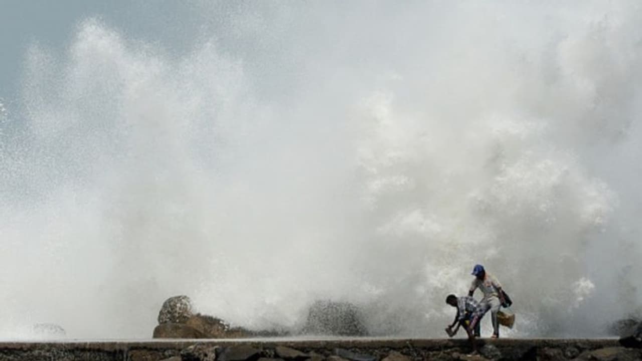 আমফানের কারণে ঢেউ উঠতে পারে ৫ মিটার, আতঙ্কের প্রহর গুণছেন উপকূলবর্তী মানুষ আমফানের কারণে ঢেউ উঠতে পারে ৫ মিটার, আতঙ্কের প্রহর গুণছেন উপকূলবর্তী মানুষ