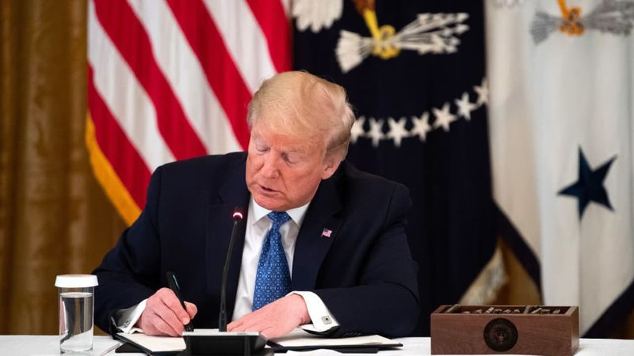 സാമൂഹിക മാധ്യമങ്ങൾക്ക് നിയന്ത്രണം: ഉത്തരവില് ഒപ്പുവച്ച് ട്രംപ് സാമൂഹിക മാധ്യമങ്ങൾക്ക് നിയന്ത്രണം: ഉത്തരവില് ഒപ്പുവച്ച് ട്രംപ്