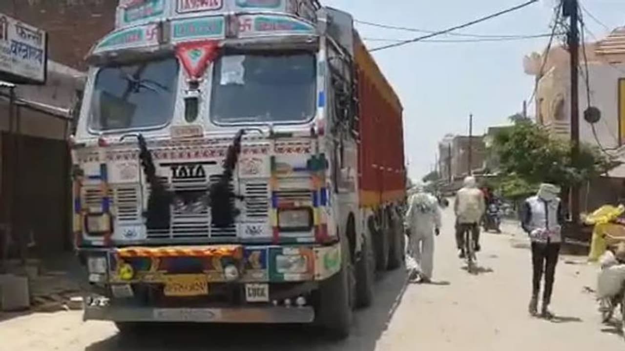 സര്ക്കാര് ബസ് കാത്തുനില്ക്കെ യുപിയില് ട്രക്ക് കയറി ആറ് വയസ്സുകാരിക്ക് ദാരുണാന്ത്യം സര്ക്കാര് ബസ് കാത്തുനില്ക്കെ യുപിയില് ട്രക്ക് കയറി ആറ് വയസ്സുകാരിക്ക് ദാരുണാന്ത്യം