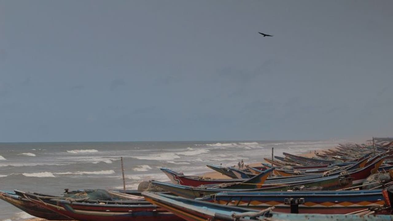 മലപ്പുറത്ത് വള്ളം മറിഞ്ഞ് കാണാതായ മീൻപിടുത്തകാരിൽ ഒരാളെ കണ്ടെത്തി മലപ്പുറത്ത് വള്ളം മറിഞ്ഞ് കാണാതായ മീൻപിടുത്തകാരിൽ ഒരാളെ കണ്ടെത്തി
