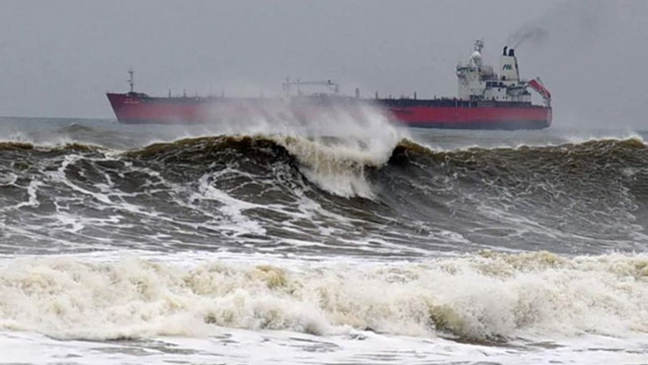 কলকাতায় শুরু ঝোড়ো হাওয়ার দাপট, বর্তমানে আমফানের অবস্থান জানাল হাওয়া অফিস কলকাতায় শুরু ঝোড়ো হাওয়ার দাপট, বর্তমানে আমফানের অবস্থান জানাল হাওয়া অফিস