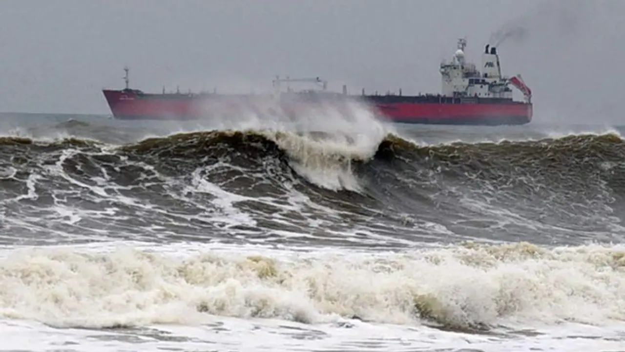 কলকাতার মত এবার পরিণতি হতে পারে মুম্বইয়েরও, লাল সতর্কতা জারি করে দিল মৌসম ভবন কলকাতার মত এবার পরিণতি হতে পারে মুম্বইয়েরও, লাল সতর্কতা জারি করে দিল মৌসম ভবন