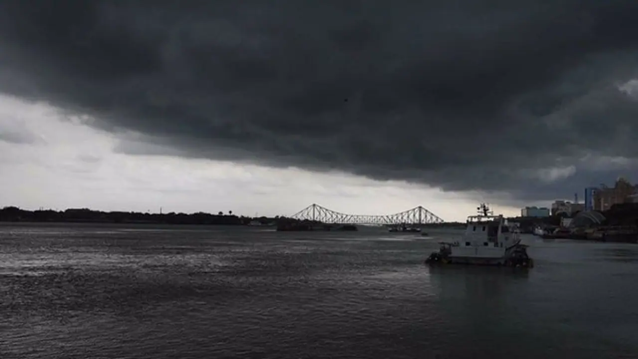 সকাল থেকে মেঘলা আকাশ, বজ্রবিদ্যুৎ সহ বৃষ্টির পূর্বাভাস কলকাতা সহ রাজ্য়ে