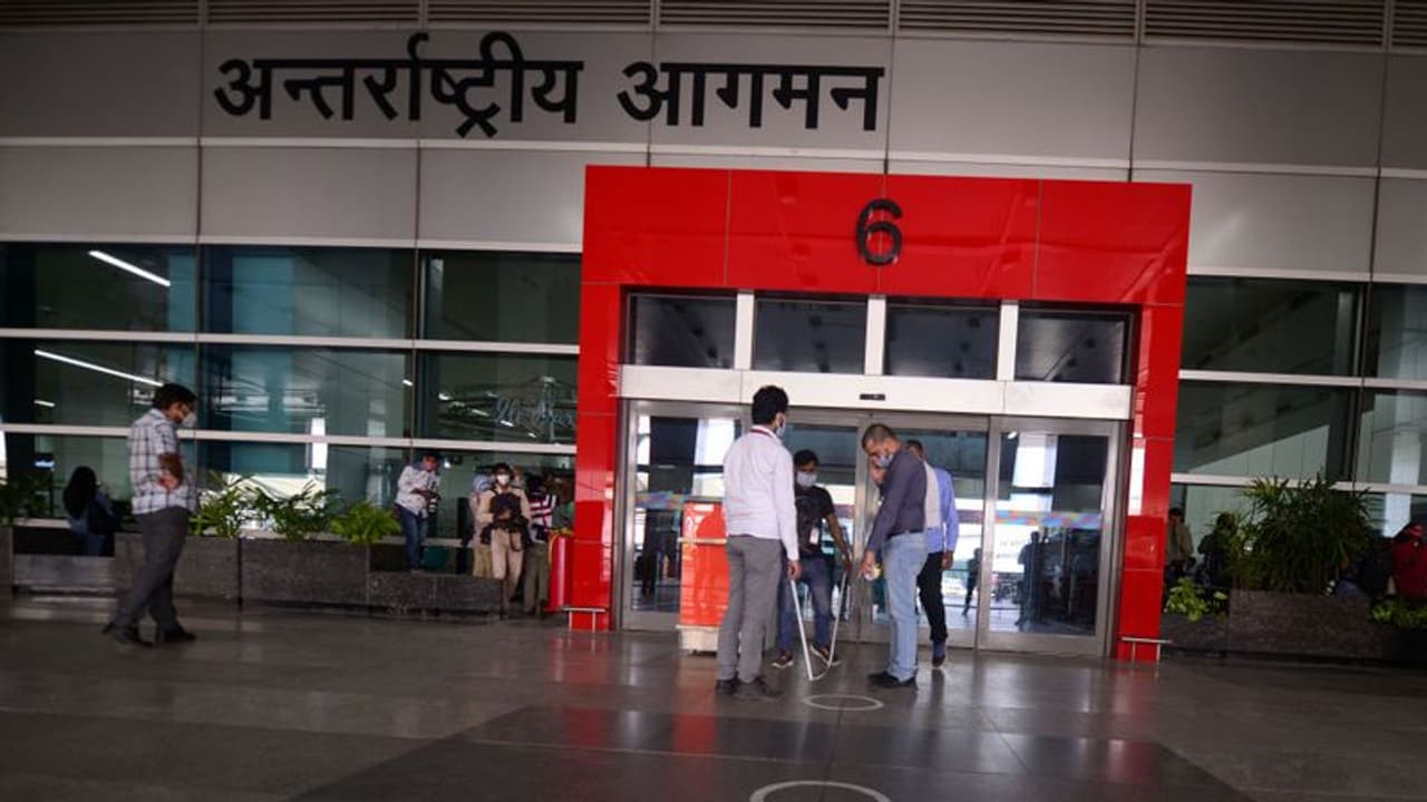 रेल के बाद हवाई सफर की तैयारी, 25 मई से शुरू होगी घरेलू उड़ानें; उड्डयन मंत्री बोले बनेगी गाइडलाइन रेल के बाद हवाई सफर की तैयारी, 25 मई से शुरू होगी घरेलू उड़ानें; उड्डयन मंत्री बोले बनेगी गाइडलाइन