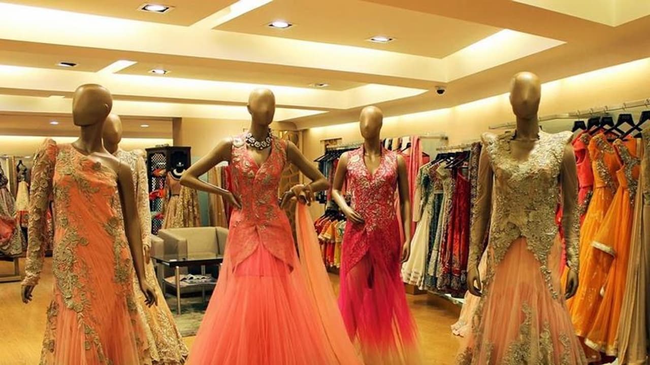 கொரோனா ஊரடங்கில் பாதிக்கப்பட்டவர்களுக்கு உதவ உடைகளை ஏலம் விடும் பிரபல நடிகை! கொரோனா ஊரடங்கில் பாதிக்கப்பட்டவர்களுக்கு உதவ உடைகளை ஏலம் விடும் பிரபல நடிகை!