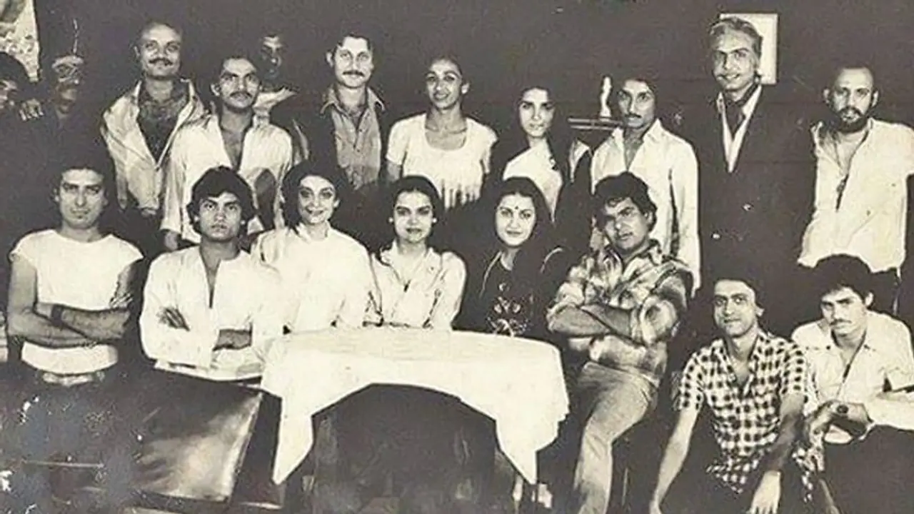 37 साल पुरानी फोटो शेयर कर अनुपम खेर ने पूछा, इनमें से आप किन किनको पहचानते हैं ? 37 साल पुरानी फोटो शेयर कर अनुपम खेर ने पूछा, इनमें से आप किन किनको पहचानते हैं ?