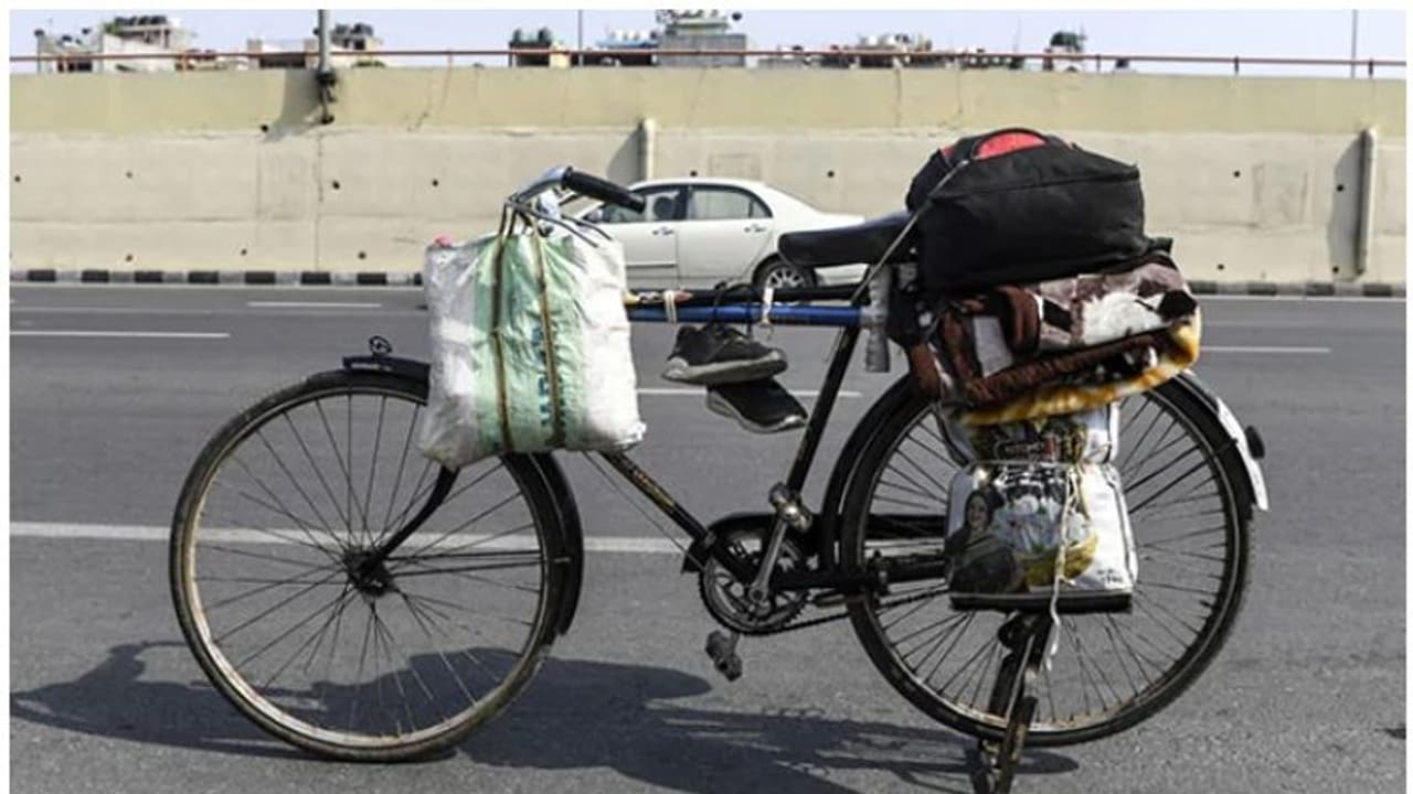 പിതാവിനെ പിന്നിലിരുത്തി 15കാരി 1200 കിലോമീറ്റര് സൈക്കിളില്; ഒടുവില് നാടണഞ്ഞു പിതാവിനെ പിന്നിലിരുത്തി 15കാരി 1200 കിലോമീറ്റര് സൈക്കിളില്; ഒടുവില് നാടണഞ്ഞു