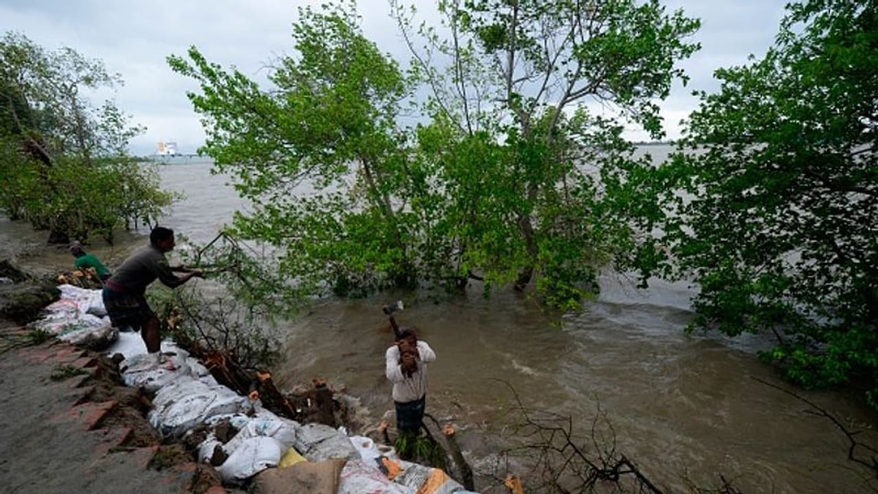 165 കിലോമീറ്റര് വേഗതയില് ആഞ്ഞടിച്ച് ഉംപുണ്; ബംഗാളില് മരണം 12 ആയി, കനത്ത നാശനഷ്ടം 165 കിലോമീറ്റര് വേഗതയില് ആഞ്ഞടിച്ച് ഉംപുണ്; ബംഗാളില് മരണം 12 ആയി, കനത്ത നാശനഷ്ടം