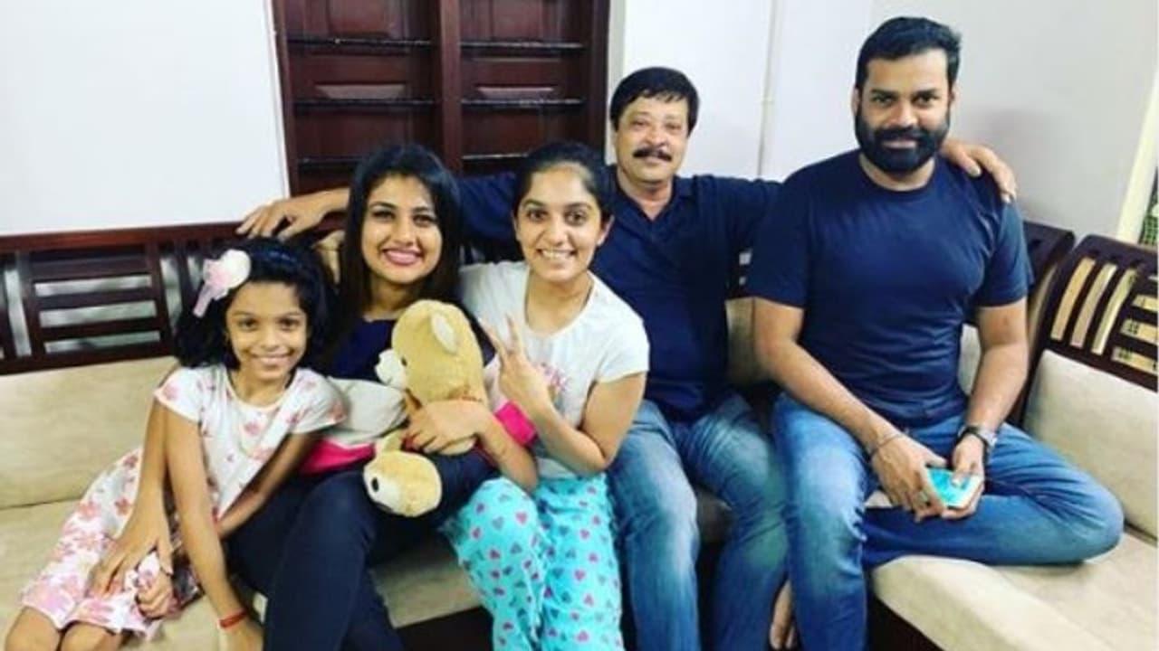 ബിഗ് ബോസ് കുടുംബാംഗങ്ങളെ വീണ്ടും കണ്ട സന്തോഷം പങ്കുവച്ച് ആര്യ; ഉപദേശവുമായി ആരാധകര് ബിഗ് ബോസ് കുടുംബാംഗങ്ങളെ വീണ്ടും കണ്ട സന്തോഷം പങ്കുവച്ച് ആര്യ; ഉപദേശവുമായി ആരാധകര്