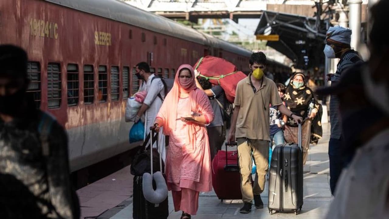 ರೈಲು ಹತ್ತಿದ ಕಾರ್ಮಿಕರು ಬೆಳಗ್ಗೆ ಎದ್ದಾಗ ಶಾಕ್, ತವರು ತಲುಪಲೇ ಇಲ್ಲ ಶ್ರಮಿಕ ಟ್ರೈನ್!