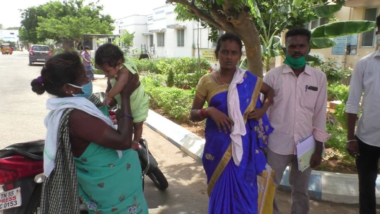 பச்சிளம் குழந்தையின் உடலில் பல நாட்கள் சிக்கியிருந்த தடுப்பூசி..! திருச்சியில் அதிர்ச்சி..!