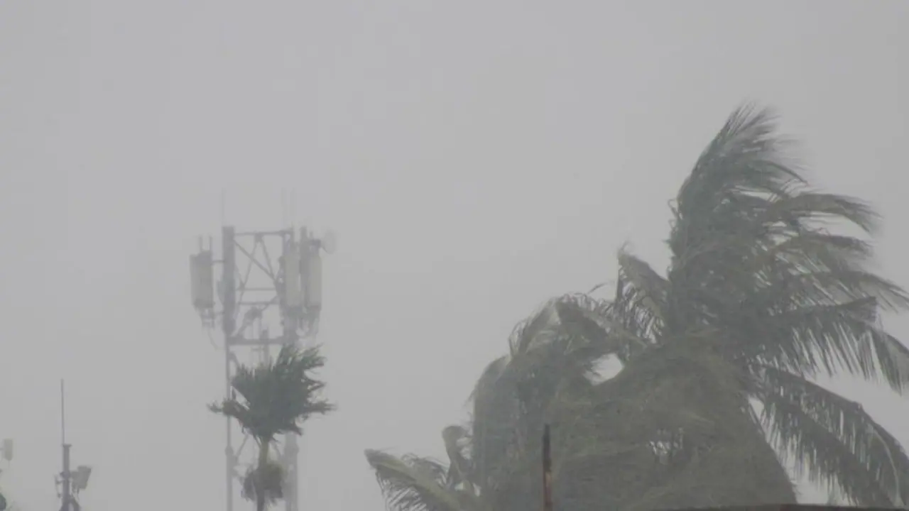 അർധരാത്രിയോടെ നിസർഗ തീവ്രചുഴലിയാവും; 125 കിലോമീറ്റർ വരെ വേഗത്തിൽ കാറ്റ് വീശാൻ സാധ്യത അർധരാത്രിയോടെ നിസർഗ തീവ്രചുഴലിയാവും; 125 കിലോമീറ്റർ വരെ വേഗത്തിൽ കാറ്റ് വീശാൻ സാധ്യത