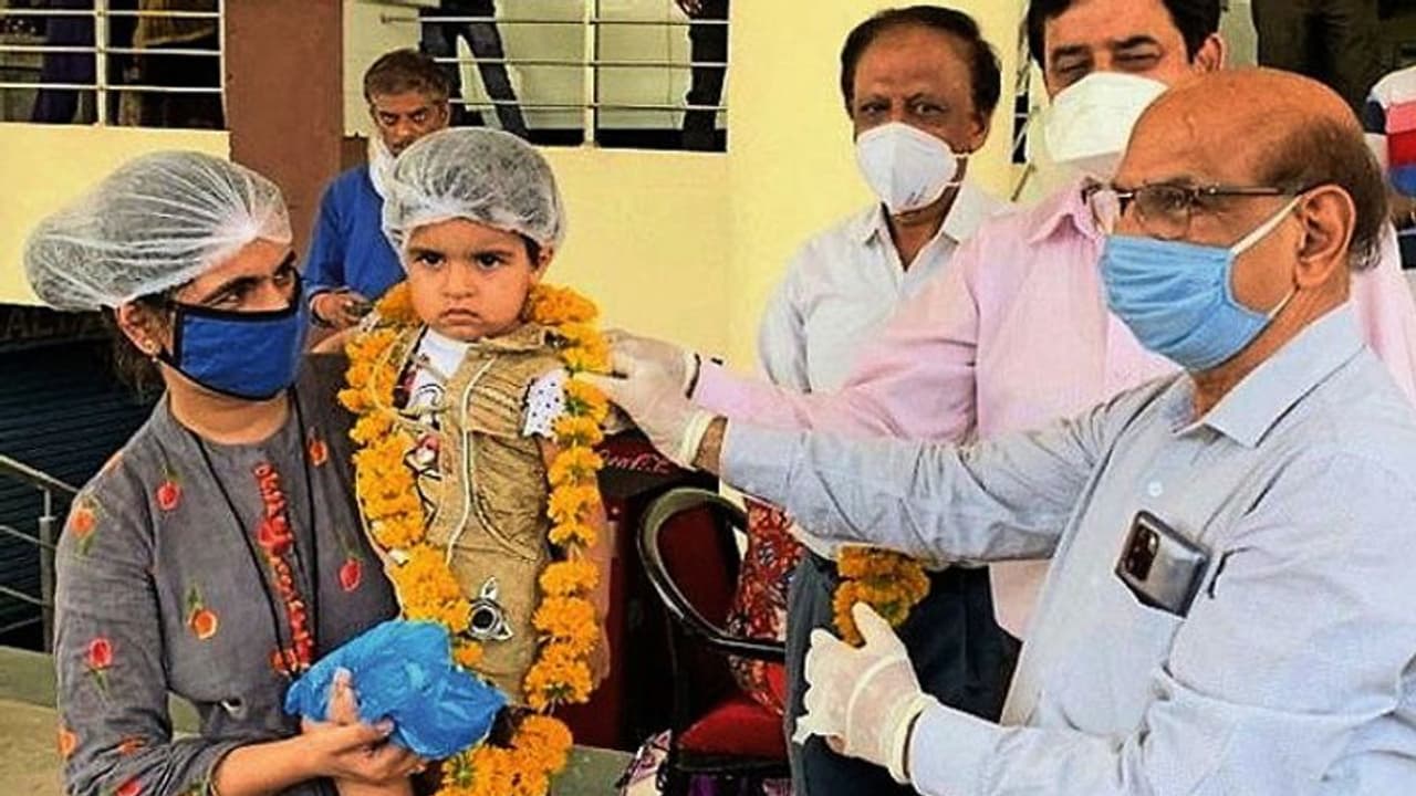 2 साल की बेटी को हॉस्पिटल में भर्ती देखकर रोती रहती थी मां, अब जब वो घर लौटी, तो परिजनों ने किया स्वागत 2 साल की बेटी को हॉस्पिटल में भर्ती देखकर रोती रहती थी मां, अब जब वो घर लौटी, तो परिजनों ने किया स्वागत